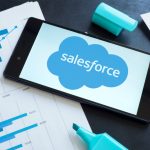 Das Wort Salesforce wird auf einem Tablet angezeigt.