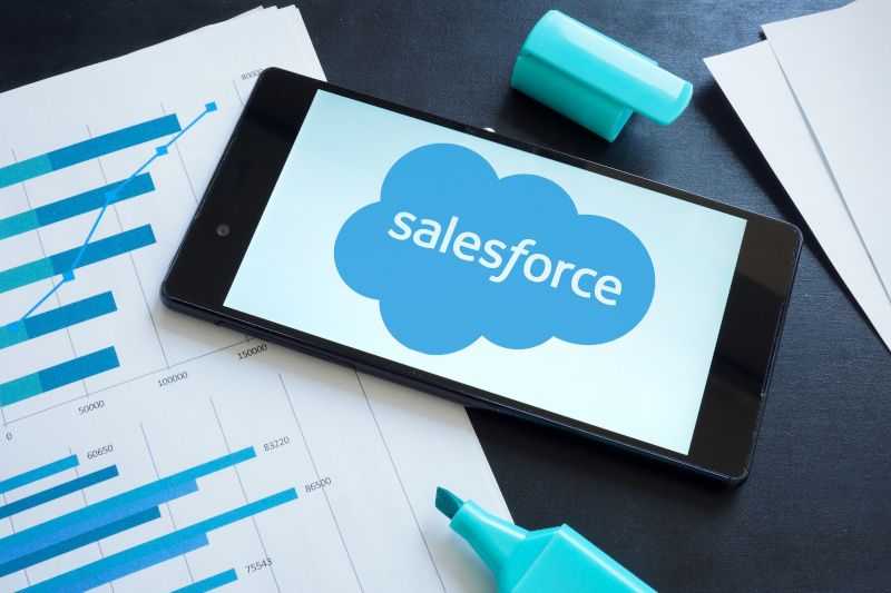 Das Wort Salesforce wird auf einem Tablet angezeigt.