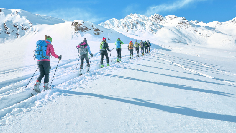 Eine Gruppe unternimmt eine Skitour.