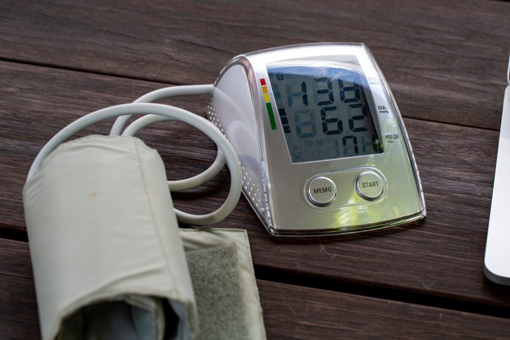 Blutdruck regelmäßig messen! Bild: @marcelbettonville via Twenty20