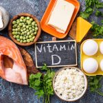 Gesundes Essen, das Vitamin D enthält wie Lachs, Euer und Milchprodukte.