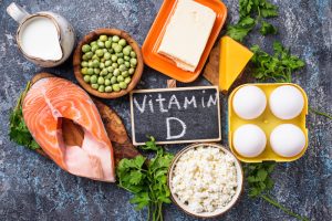 Gesundes Essen, das Vitamin D enthält wie Lachs, Euer und Milchprodukte.